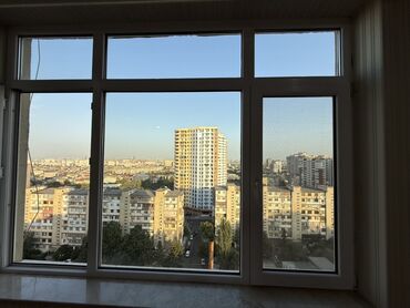 Uzunmüddətli kirayə mənzillər: Mənzilin təqdimatı - Geniş və işıqlı salon: iri panoram pəncərə — 6