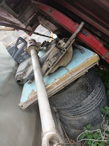 Скутеры: Мопед красного цвета с черными и серыми акцентами. Оснащен передней — 25