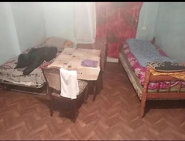 снять жилье в баку: 1 otaqlı kirayə otaq - Müxtəlif yataq yerləri olan geniş otaq: 2 tək — 2