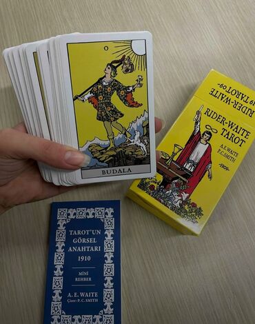 futbolcu kartlari: Rider Waite tarot kartlari.Turk dilinde kitabcasida var.Yeni salafan