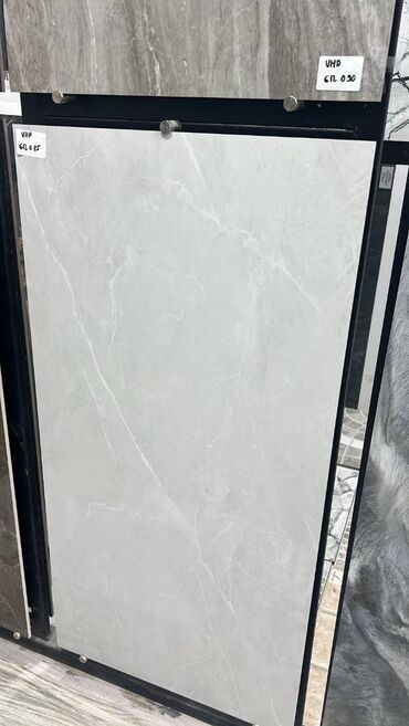 Гвозди, шурупы: Mərmər effekti olan böyük ölçülü keramoqranit plitə. - Rəng: Açıq