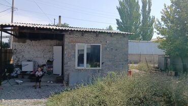 или полдома поодаю: Небольшое жилое строение из каменных блоков с шиферной крышей. Внешний