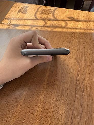 Apple iPhone: IPhone 11, Qara — 5