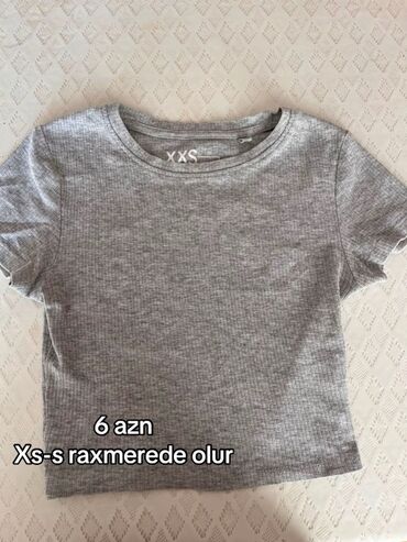 Hicab: Boz rəngli qısa top (XXS ölçü etiketli). İncə zolaqlı, elastik rib