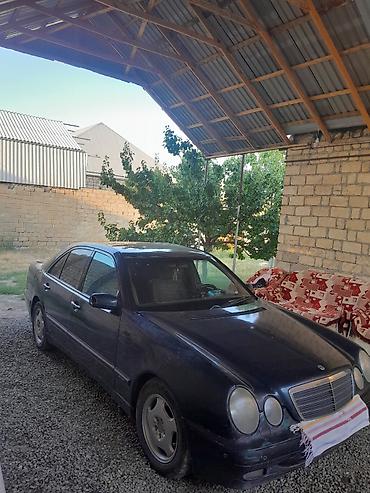 bmw 320 1996: Mercedes-Benz E 220: 2.2 l | 1999 il Sedan — 3