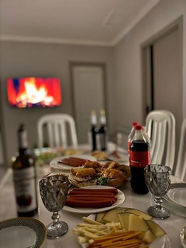 villa sekilleri: 🏡 Qəbələdə mərkəzdə dağ mənzərəli 8 nəfərlik sakit ərazidə yeni — 9