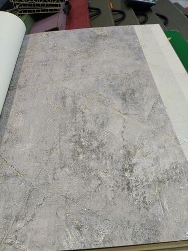 metbex aboyu: Beton effektli divar kağızı - Dizayn: Açıq-boz beton fakturası, incə