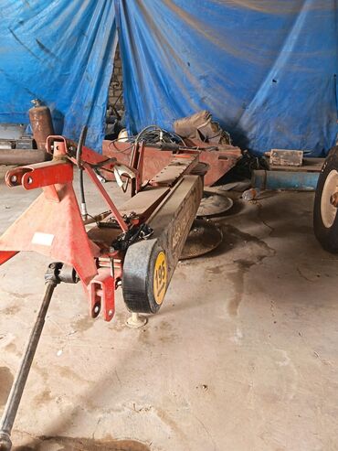 Traktorlar: Mavi rəngli Belarus MTZ traktoru - Kabinli, geniş görünüşlü ön şüşə — 6