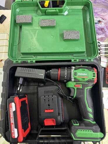 набор отвертки: Дрели Metabo, представленный в прочном зеленом кейсе. Кейс имеет