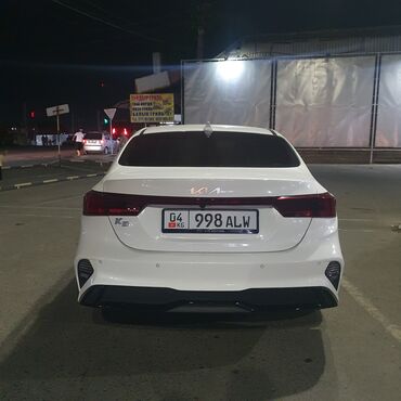машина хундай соната: Белый седан Kia K5, отличающийся современным дизайном кузова и