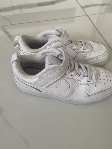 Patike: Komplet dečije obuće koji uključuje bele sportske patike sa čičak — 5