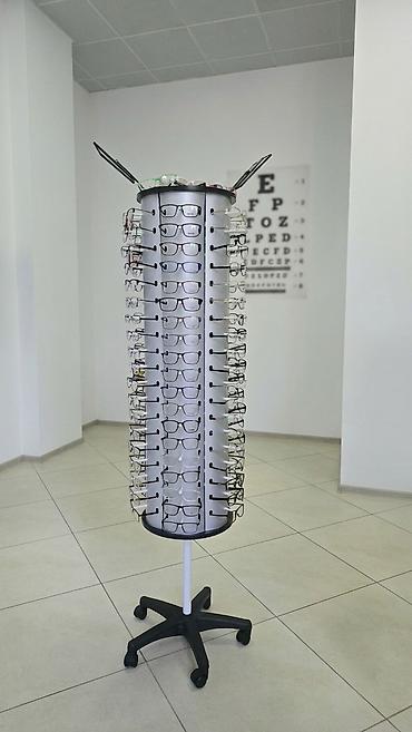 Оборудование для магазинов: Fırlanan eynək vitrini/stendi Cəmi 3 ədəd mövcuddur. 1- 80 AZN 3 — 1