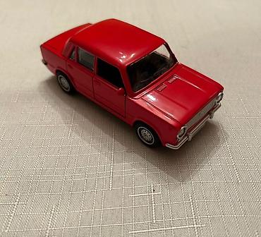 İncəsənət və kolleksiyalar: Kolleksiya üçün metal model avtomobil - Klassik sedan dizaynlı — 2