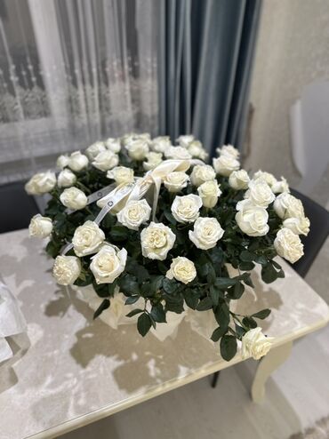 банные полотенца: Букет из свежих белых роз, аккуратно уложенных в белую корзинку 50штук