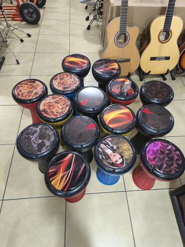 Darbukalar: Zərb aləti 
Darbuka çexolu da var üstündə — 2