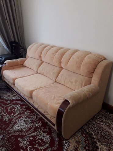 деревянный диван: Прямой диван, цвет - Оранжевый, Б/у