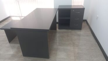 Masa və oturacaq dəstləri: Ofis mebelləri dəsti Tərkib: - Direktor masası: qara rəngdə, geniş iş — 4