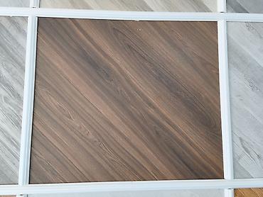 Ağ-qəhvəyi ağac naxışlı döşəmə örtüyü (laminat/PVC panel) - Rəng və
