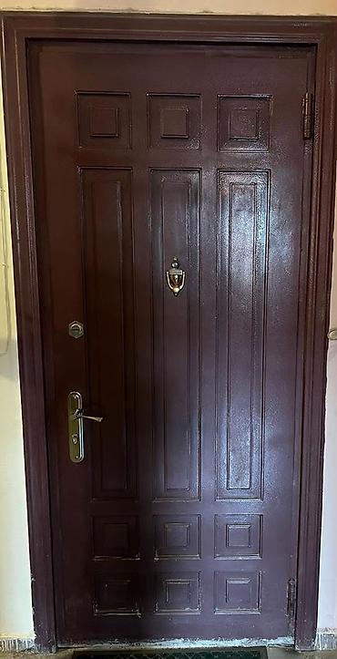 Möhkəm giriş qapısı - Material: metal korpus, taxta fakturalı