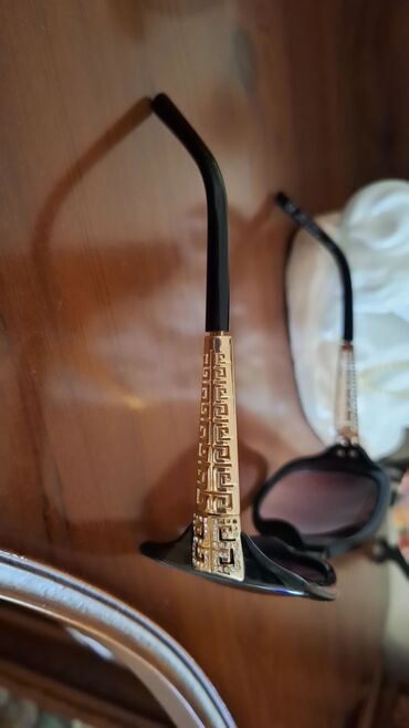 eynək qabı: Eynək Givenchy brendi.Premium class.1-2 dəfə istifadə olunub.əla
