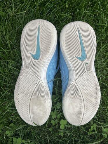 Кроссовки и спортивная обувь: Кроссовки Nike (2 пары) для зала/футзала.КАЖДАЯ ПО 1700 сомов,вообщем — 6