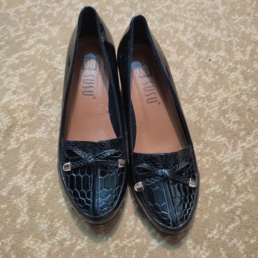 cartelo обувь цена: Туфли 40, цвет - Черный