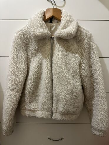 платье футляр теплое: H&M Divided Укороченная куртка из искусственного меха, молочная
