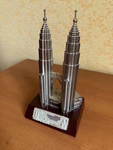 купить серебро: Статуэтка башен Петронас, привезена из Малайзии. Идеальный декор для