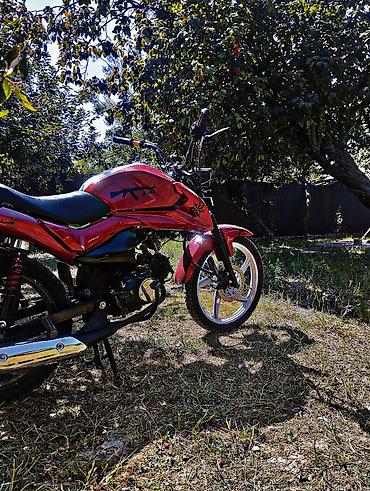 motosiklet sənədli: Qırmızı rəngli yüngül motosiklet - Şəhər və kənd yolları üçün yığcam — 3