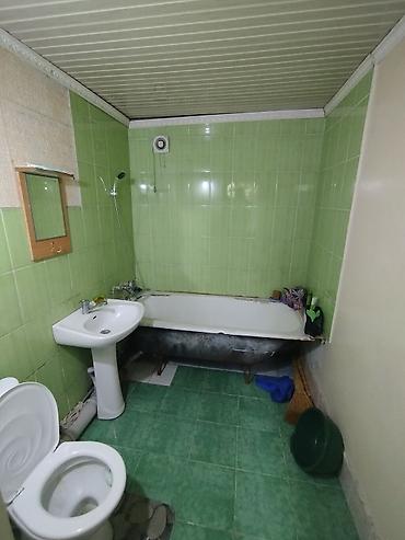 Продажа коттеджей и домов: Срочно продам дом 🏠, район Кызыл Аскер, в доме 7 комнат, 2 — 12