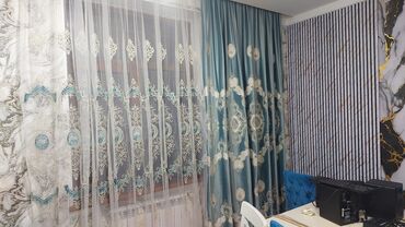 Otaq bitkiləri: Mavi və ağ rənglərdə, zərif naxışlarla bəzədilmiş pərdələr dəsti