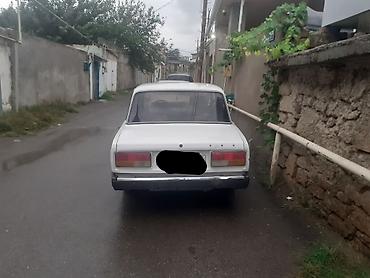 vaz 2107 ehtiyat hissələri: VAZ 2107 sedan – klassik ağ rəngdə, 4 qapılı kuzov. Arxa ötürücülü — 1