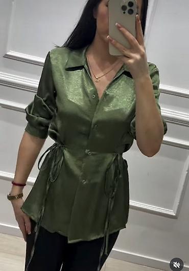 smaragd zelena: Svilena košulja/bluza u smaragdno zelenoj boji sa diskretnim sjajem — 1