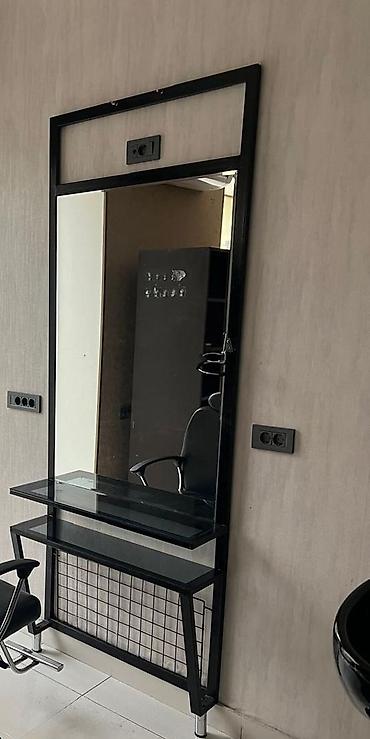 тележка для парикмахерские: Salon üçün güzgülü iş stendi - Müasir dizaynlı, metal karkaslı salon — 1