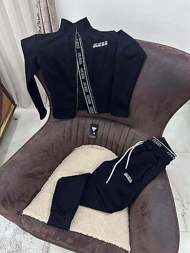 Gornji i donji deo: GUESS
dostupne u vise boja
Vel. S, m, l, xl
Cena 4400 din — 10