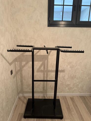 Biznes üçün program təminatı: Mağaza üçün metal geyim asqısı/ekspozitor stendi - Material: tam