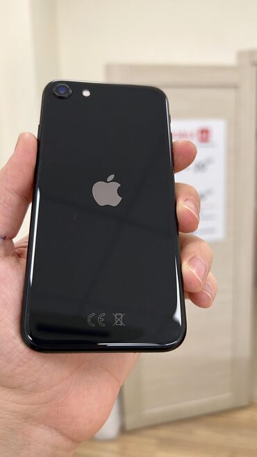 Apple iPhone: IPhone SE 2020, Б/у, 64 ГБ, Черный, Чехол, 79 %