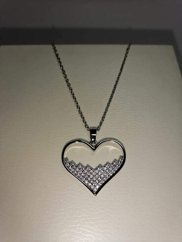 Ogrlice: Nakit, hiruški čelik
Cena 1100din — 4