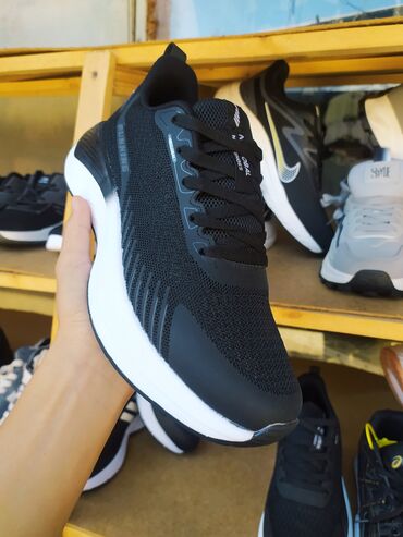 Кроссовки и спортивная обувь: Продается размер 41имееться до 44 цена 2500качества 👍😍 в подарок nike