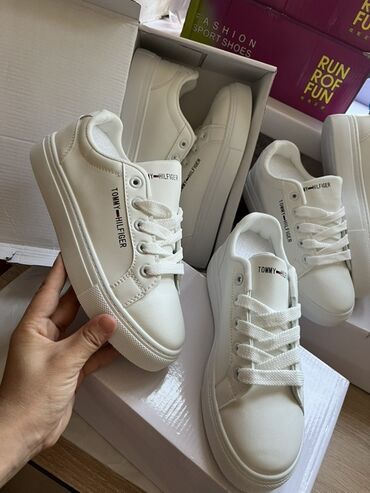 спортивные женские кофты: Кроссовки, 35, 36, 37, Tommy Hilfiger, Новый, цвет - Белый, Самовывоз, Платная доставка
