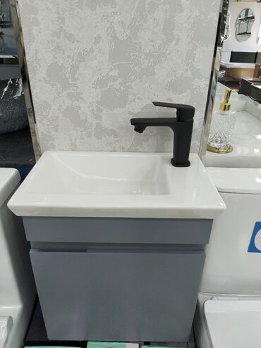qonaq otagi ucun divar kagizlari: Kompakt hamam üçün lavabo və şkaf dəsti - Üst hissə: parlaq ağ