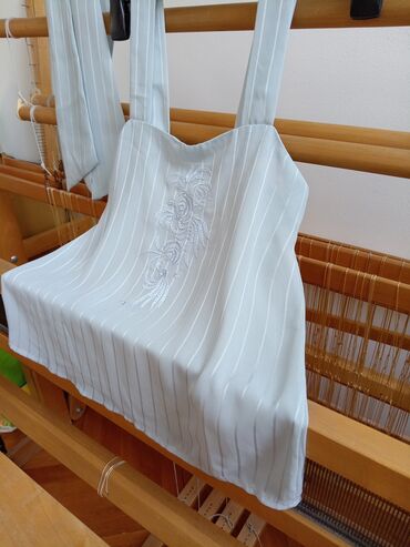 Bluze: Nova, vežena bluza sa širim bretelama vel. 40, L,, svetlo plava, ima — 6
