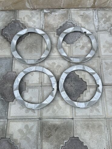 Soyutma və qızdırma sistemləri: Məhsul: 4 ədəd metal halqa/üzük formalı hissələr Təsvir: - Material