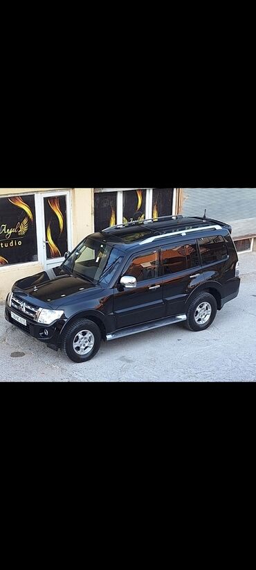 Aksesuarlar və tüninq: Tünd rəngdə Mitsubishi Pajero SUV modeli. Bu avtomobil geniş baqaj