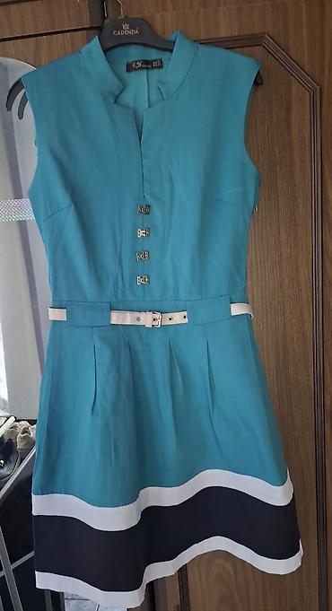 klyoş donlar: Qadın paltarı – zəngin firuzə rəngdə, dizə qədər uzunluqda, sleeveless — 1