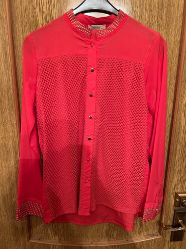 Futbolka və maykalar: Pencək və koftalar 36 (S) razmer. Təzə kimidir, Hər biri 5 azn. Ünvan — 11