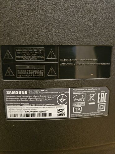 Musiqi mərkəzləri: Samsung partı spikeri (Bluetooth DJ audio sistemi) üstündə planşet — 6