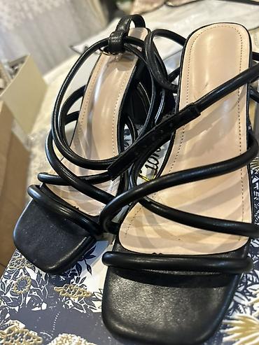 sendel: Qadın sandaleti – qara, dabanlı - Model: zərif çoxzolaqlı sandal - — 1
