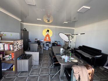 Офисы: Сдаю Офис, 157 м², В жилом комплексе, С видом на горы, С оборудованием, С отдельной кухней — 9