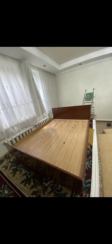 160: Двуспальная кровать из ЛДСП/МДФ в древесном декоре. - Размер — 1